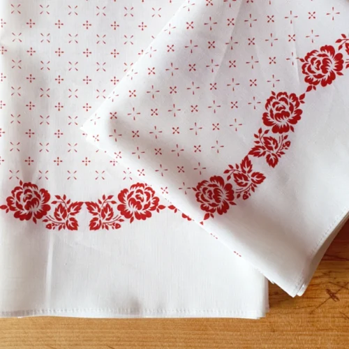 Bílý krojový šátek s červeným lemem