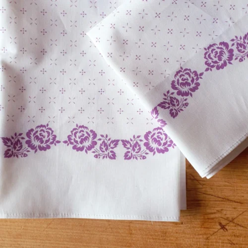 Bílý krojový šátek s fialkovým lemem