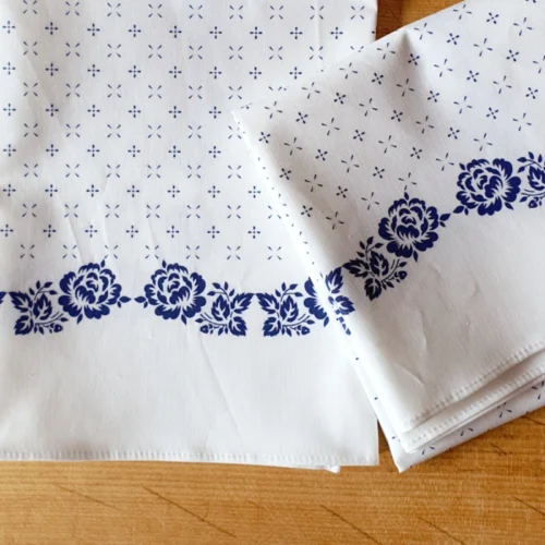 Bílý krojový šátek s modrým lemem