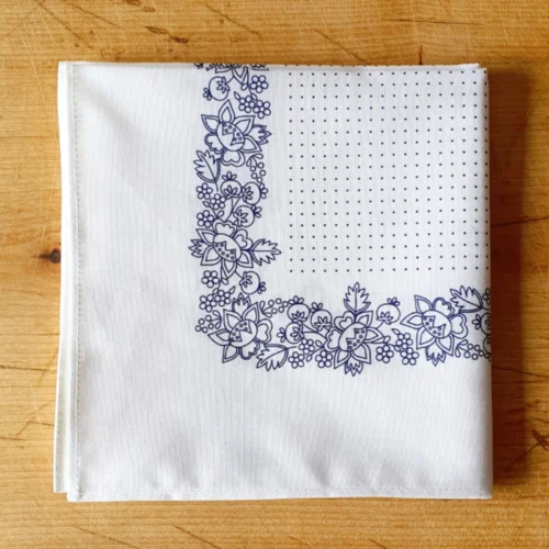 Krojový šátek s modrým motivem