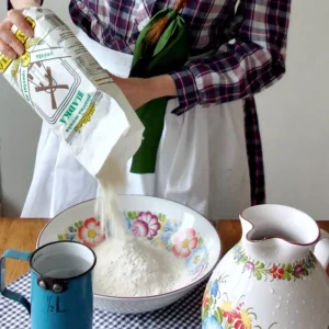 Mouka z Kelče, hladká mouka sypající se do mísy, budoucí škrob a seitan