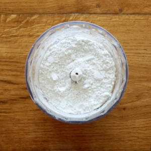 Rozemletý domácí škrob na škrobení spodnic.