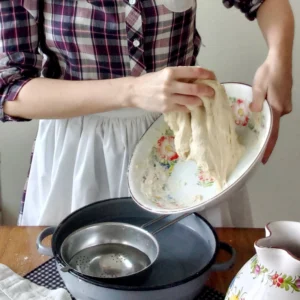 Těsto n aseitan vkládání do mísy s vodou, vypírání, lepek.