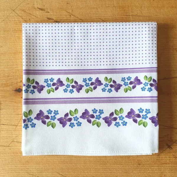 Šátek ke kroji s fialkami. Šátek rozkvetlý fialkami po celém obvodu.