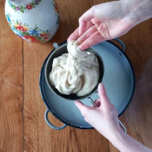 Seita skoro hotový, pšeničný škrob v míse