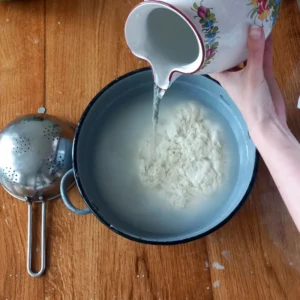 Nalévání vody na seitan, vypírání škrobu na kroj, lepek zůstane