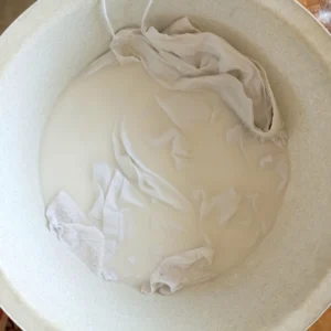 škrobení spodničky v lavoru